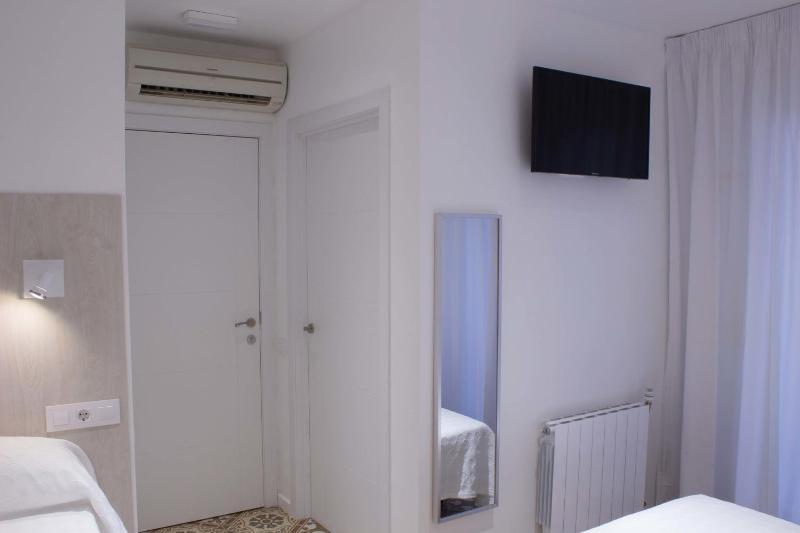 Double or Twin Room with Private Bathroom image 4