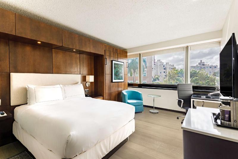 Queen Room with Extra Double Bed and Garden View image 4