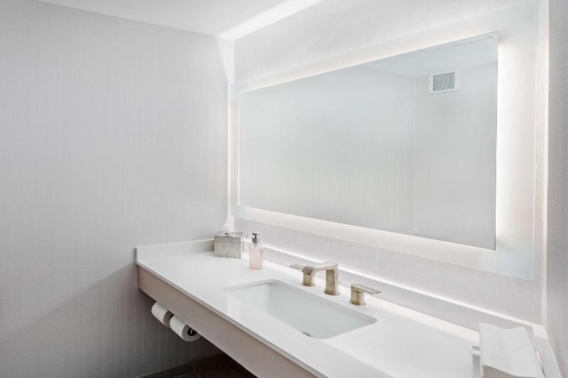 One-Bedroom King Suite image 2