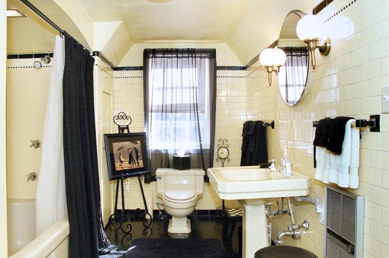 King Room image 3
