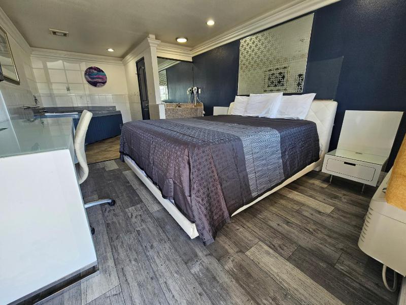 King Room with Spa Bath image 3