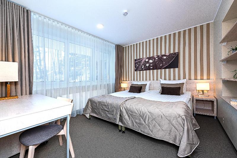 Two-bedroom Suite with Living Room, Kitchenette and Spa Access image 3