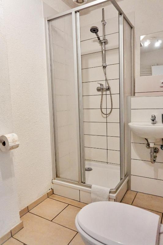 Apartment with Shower image 4
