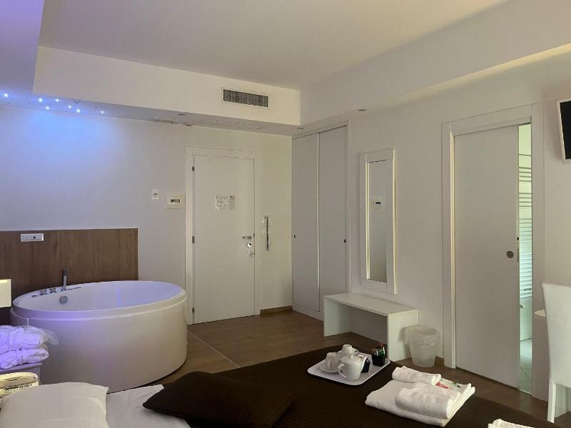 Double Room with Spa Bath image 3
