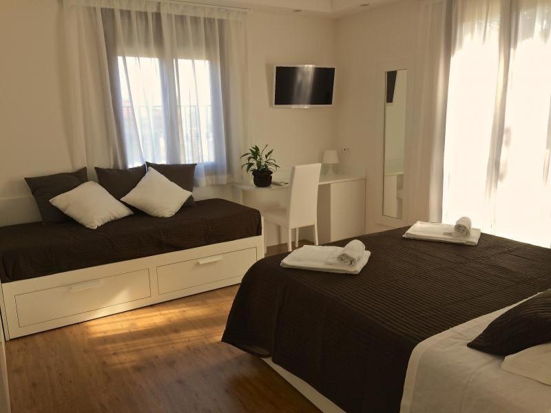 Standard Double Room image 2