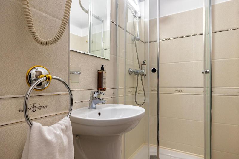 Standard Single Room - No Elevator image 1