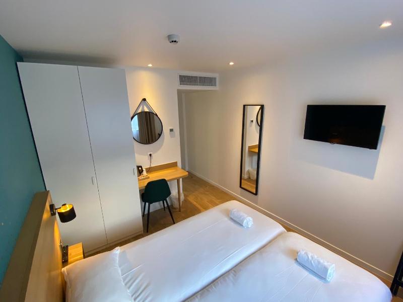 Twin Room image 3