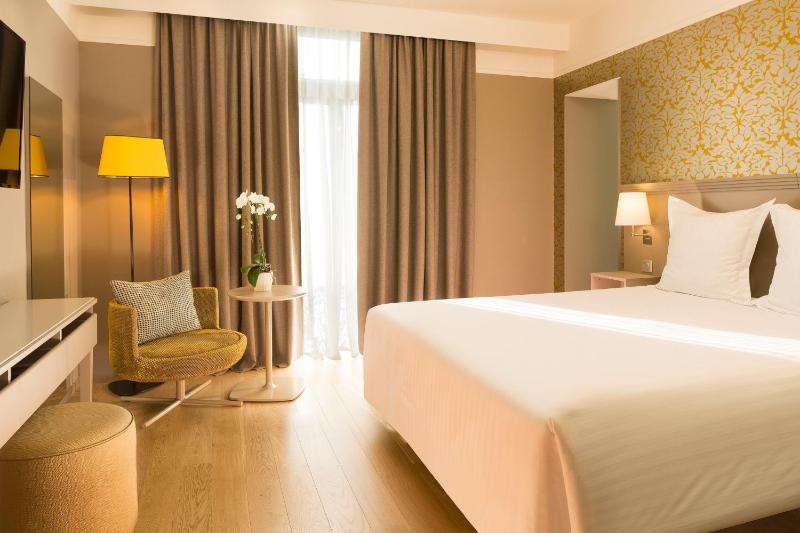 Deluxe Double or Twin Room image 1
