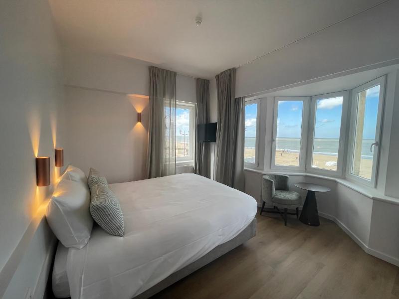 Deluxe Double Room with Sea View image 4