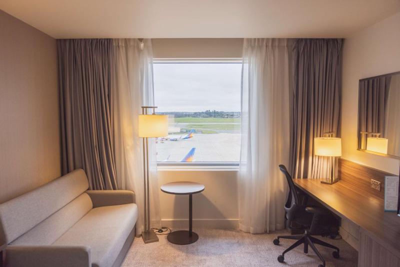 Deluxe King Room - High Floor image 1