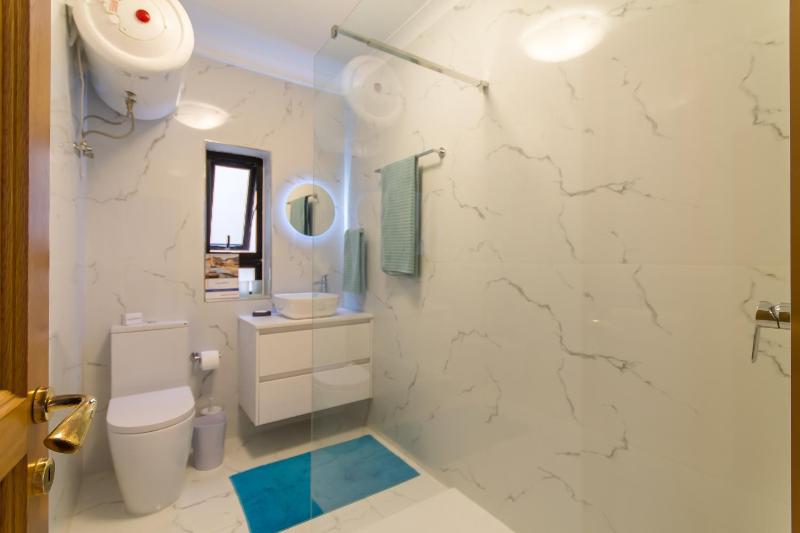 A Magnificent Sunny Seafront Apart Sliema - Happy Rentals - image 9
