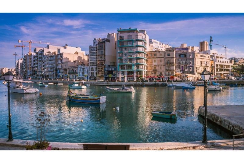 A Magnificent Sunny Seafront Apart Sliema - Happy Rentals - image 6
