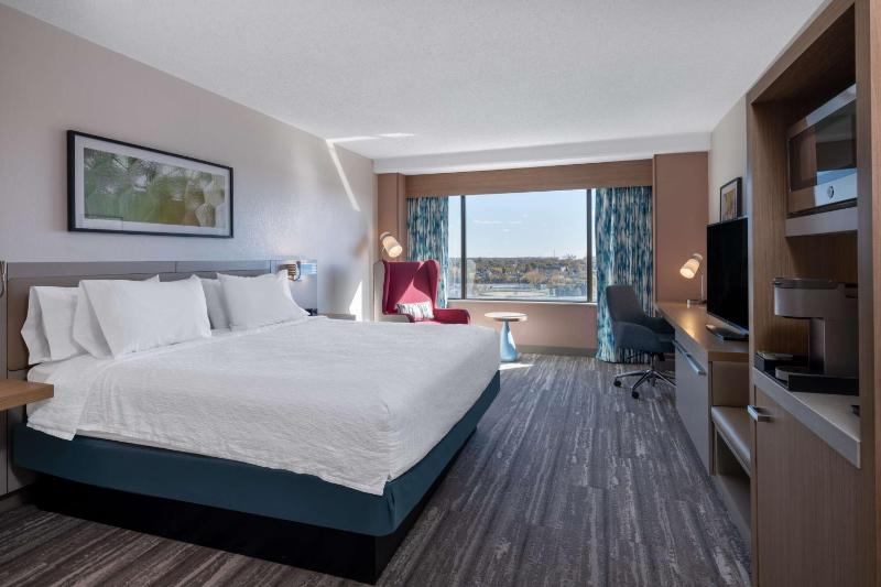 King Room with River View image 3