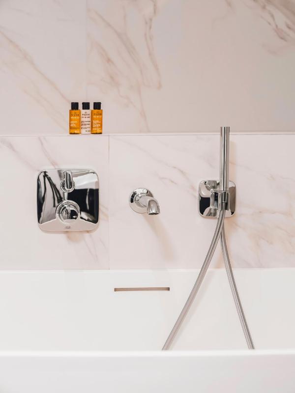 Deluxe Junior Suite image 2