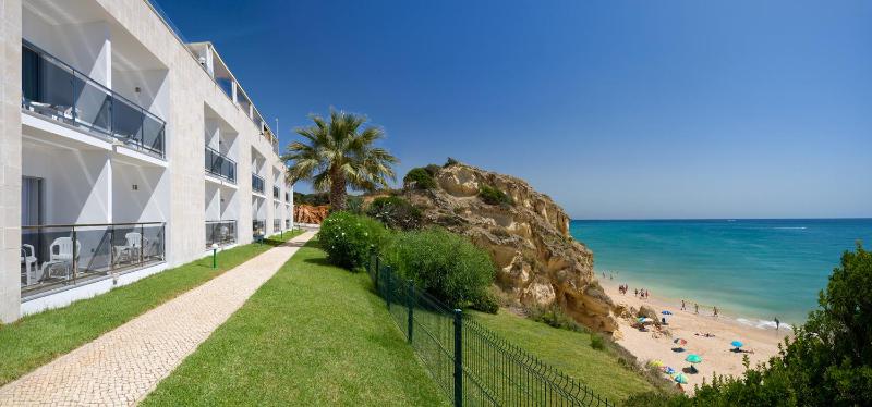 Twin Room with Beach View  image 2