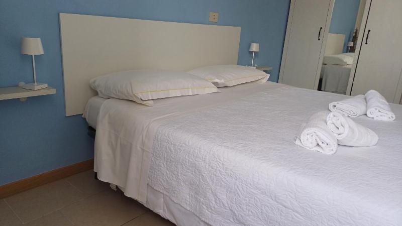 Standard Double Room image 3