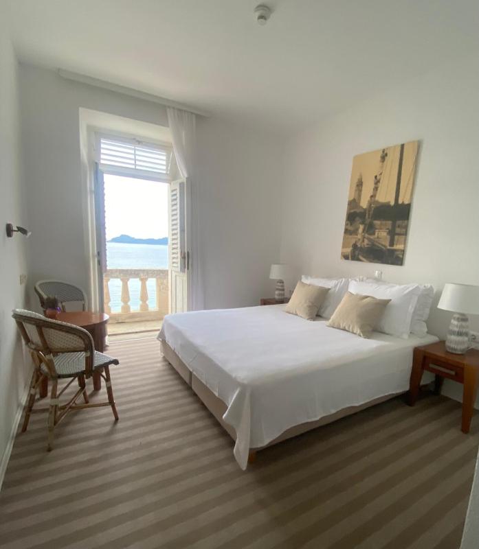 Double Room with Balcony and Sea View image 3