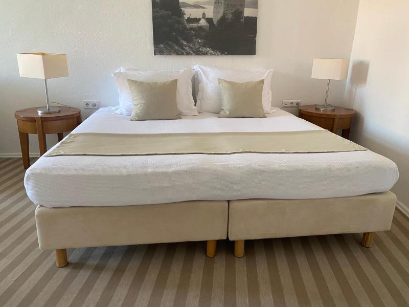 Deluxe Double Room with Side Sea View image 3