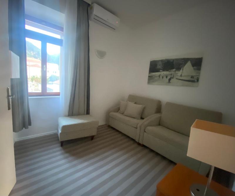 One-Bedroom Apartment with Sea View image 4