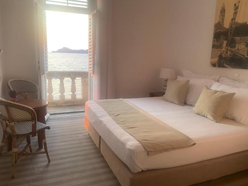 Double Room with Balcony and Sea View image 4