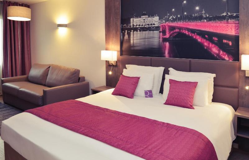 Superior Room with One Double Bed and Sofa image 3