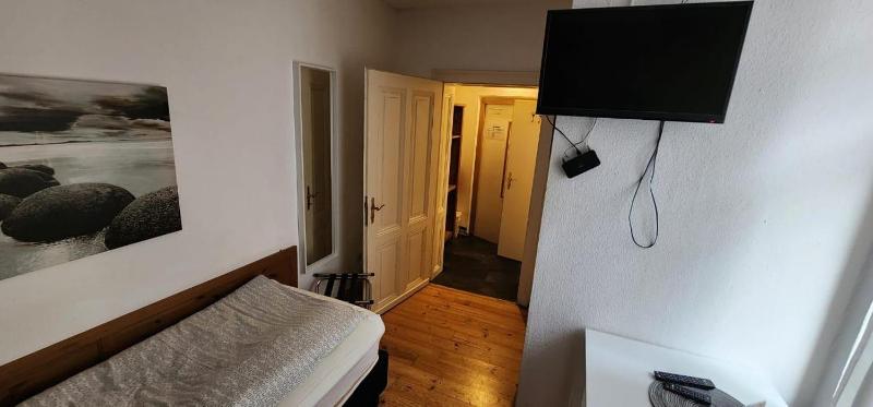 Single Room image 3