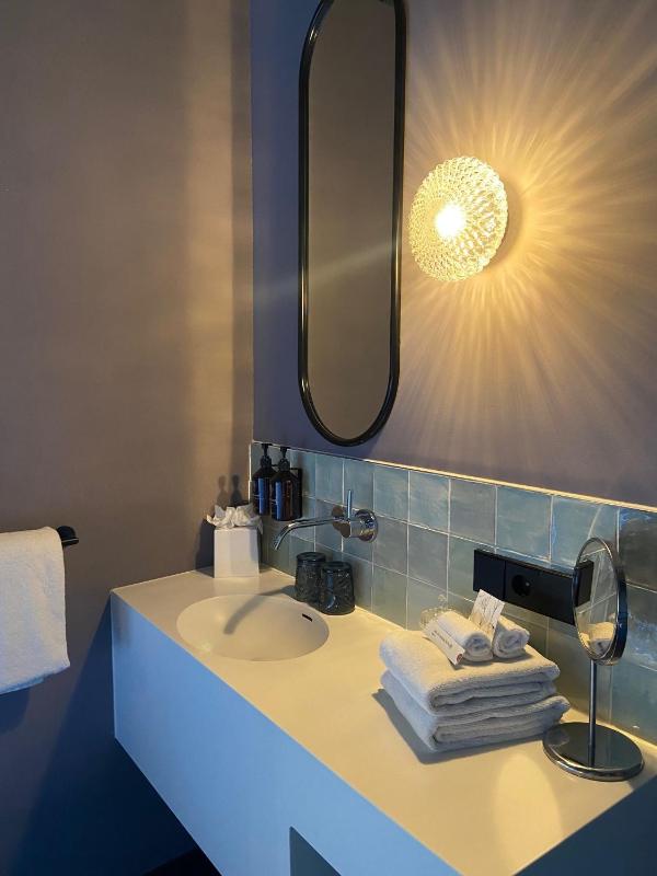Small Double Room image 3