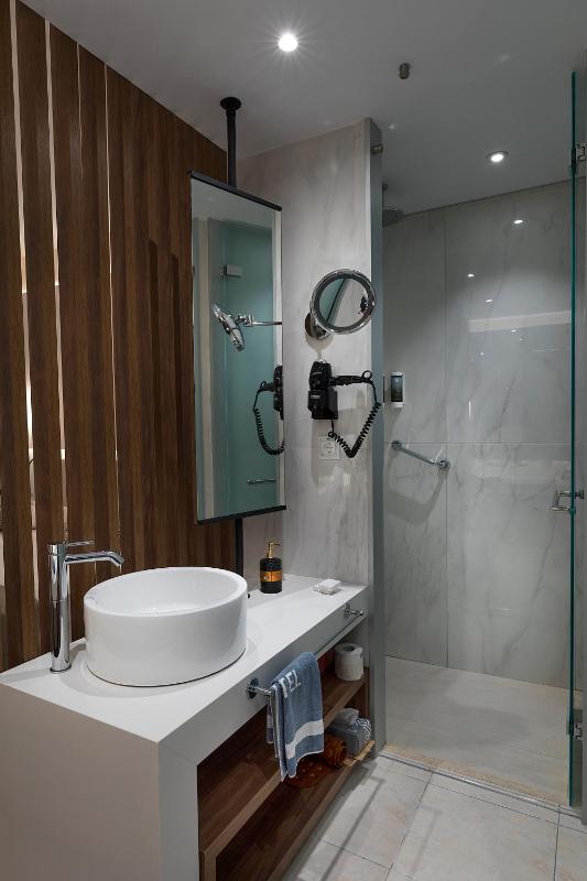 Deluxe Double or Twin Room with Sea View image 4