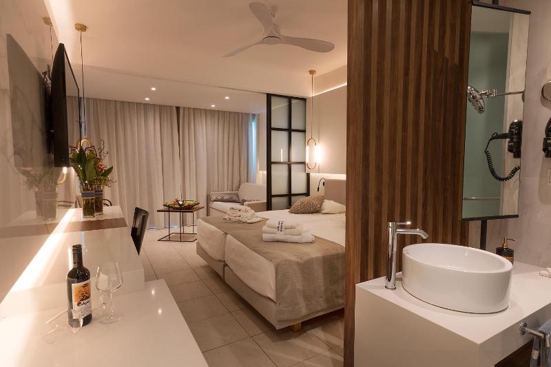 Deluxe Double or Twin Room with Garden View image 3