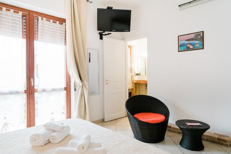 Deluxe Double Room with Balcony image 4