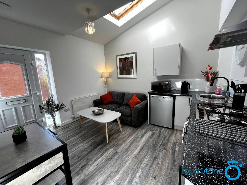 Stylish Apartment near M42, HS2, Airport, NEC, JLR Images