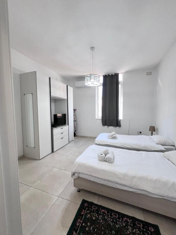 Sunshine Court Apartment No 3 - image 7
