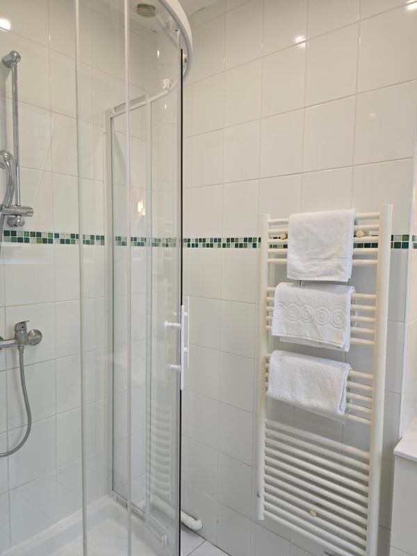 Classic Double Room image 3