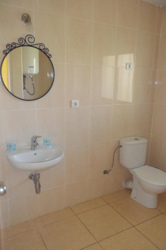 One-Bedroom Apartment (6 Adults) image 2
