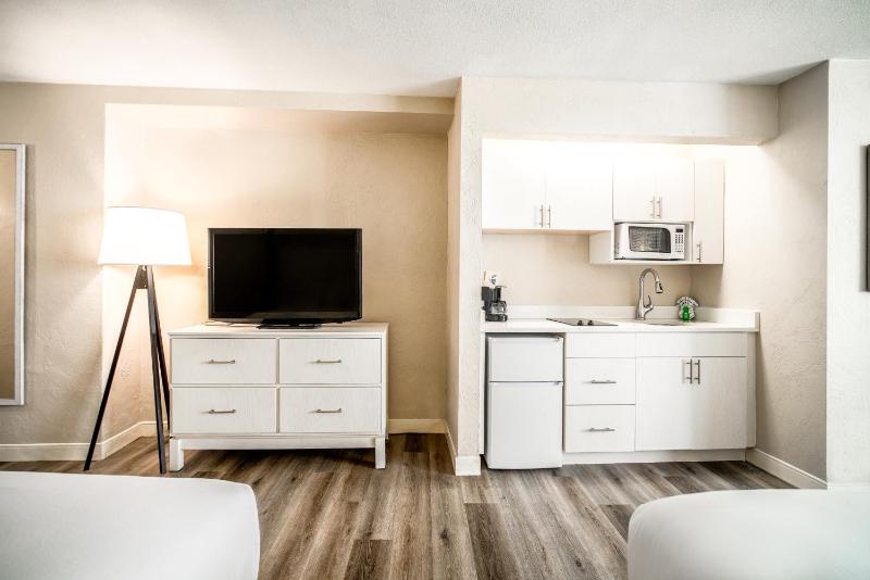 Queen Room with Kitchenette - Oceanfront image 2