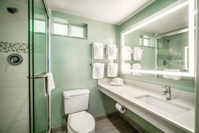 Queen Room with Kitchenette - Oceanfront image 3