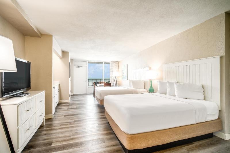 Queen Room with Kitchenette - Oceanfront image 4