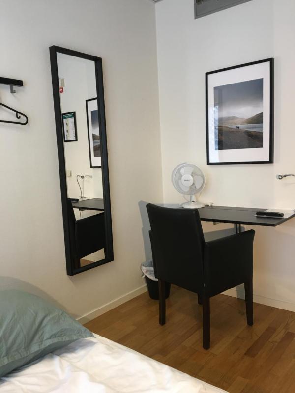 Economy Single Room with Shared Bathroom image 1