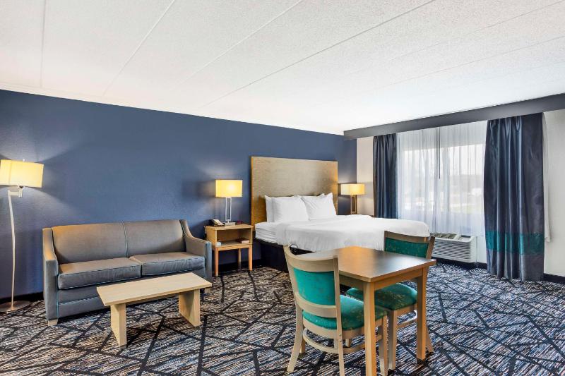 King Suite with Spa Bath - Sofa Bed/Non-Smoking image 4