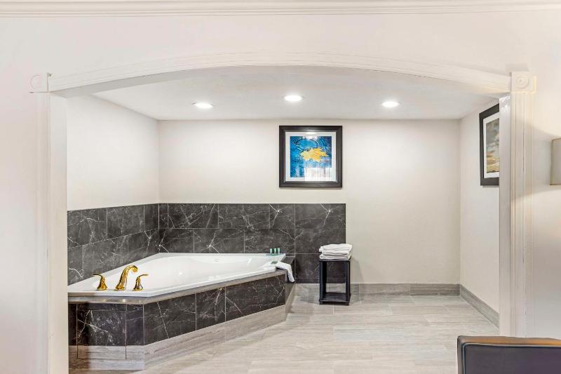 King Suite with Spa Bath - Sofa Bed/Non-Smoking image 4