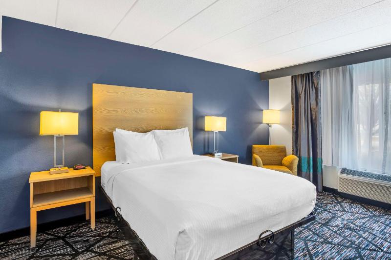 Queen Room wth Bathtub - Disability Access/Non-Smoking image 2