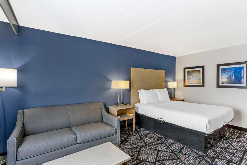 Queen Room with Sofa Bed - Non-Smoking image 3