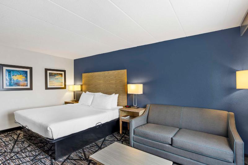 Queen Room with Sofa Bed - Non-Smoking image 3