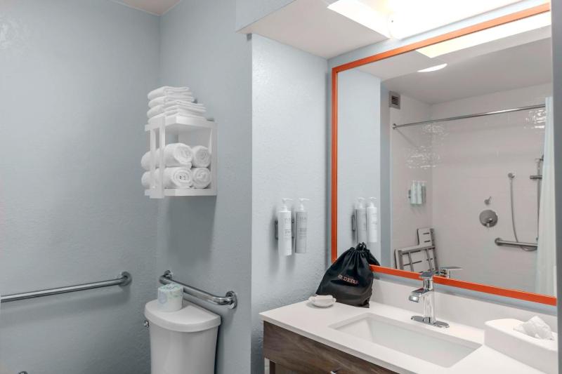 King Room with King Bed - Non-Smoking image 3