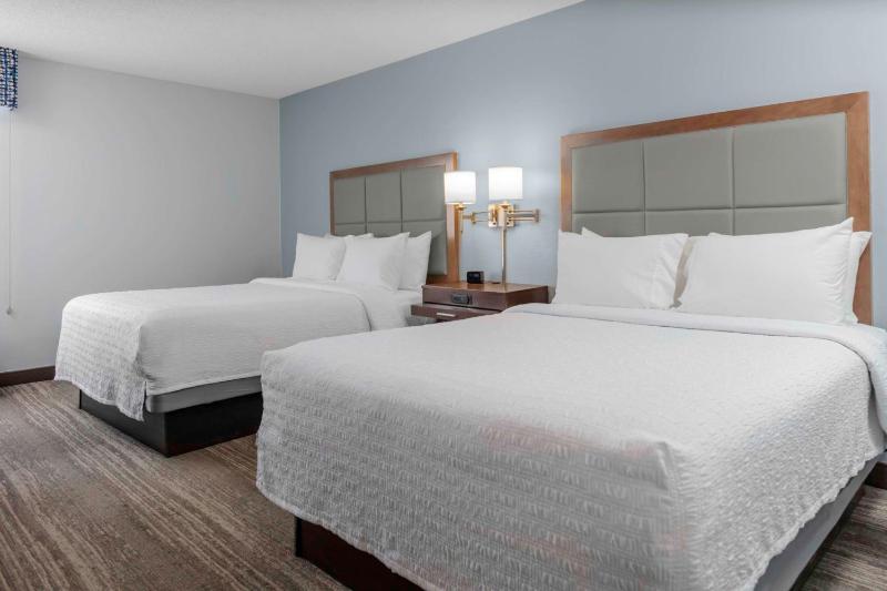 Room with Two Queen Beds - Non-Smoking image 4
