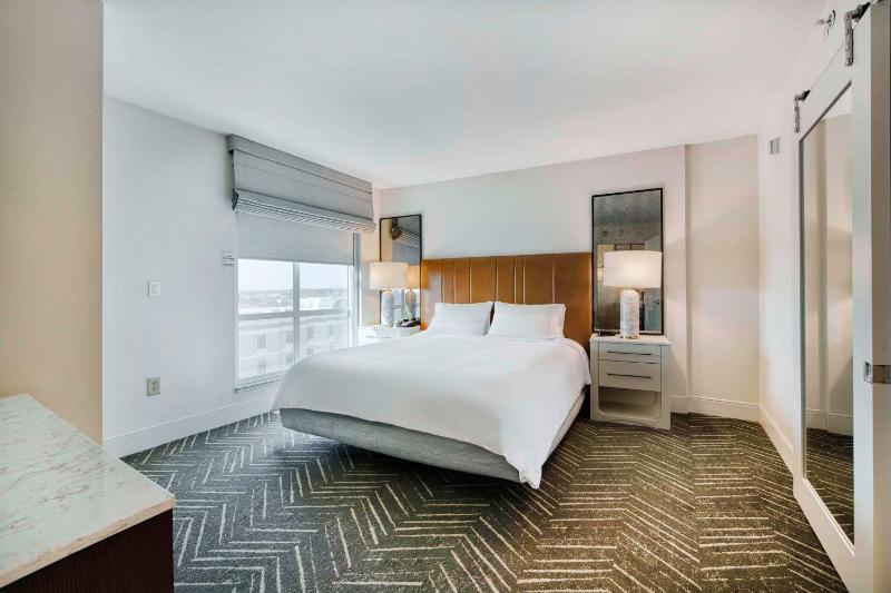 One-Bedroom King Suite with Roll-In Shower - Mobility Access/Non-Smoking image 4