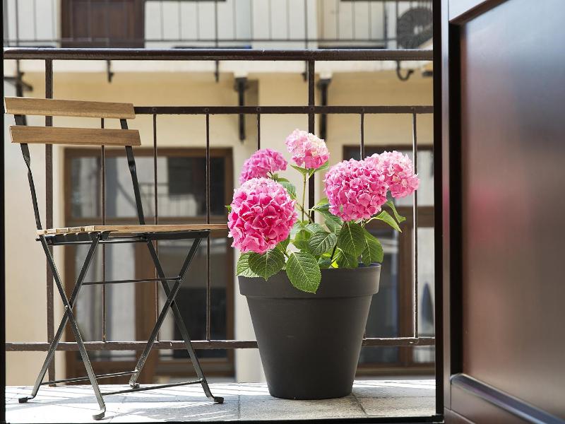 One-Bedroom Apartment with Courtyard View (4 adults) - 23 Sławkowska Street image 3