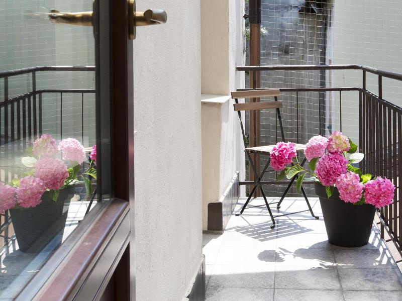 One-Bedroom Apartment with Courtyard View (4 adults) - 23 Sławkowska Street image 4