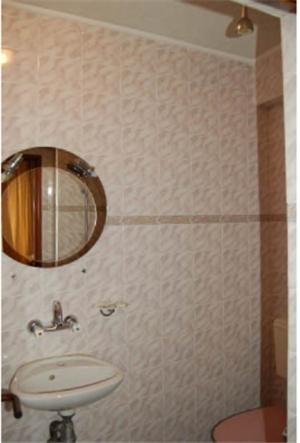 Economy Twin Room with Private External Bathroom image 2