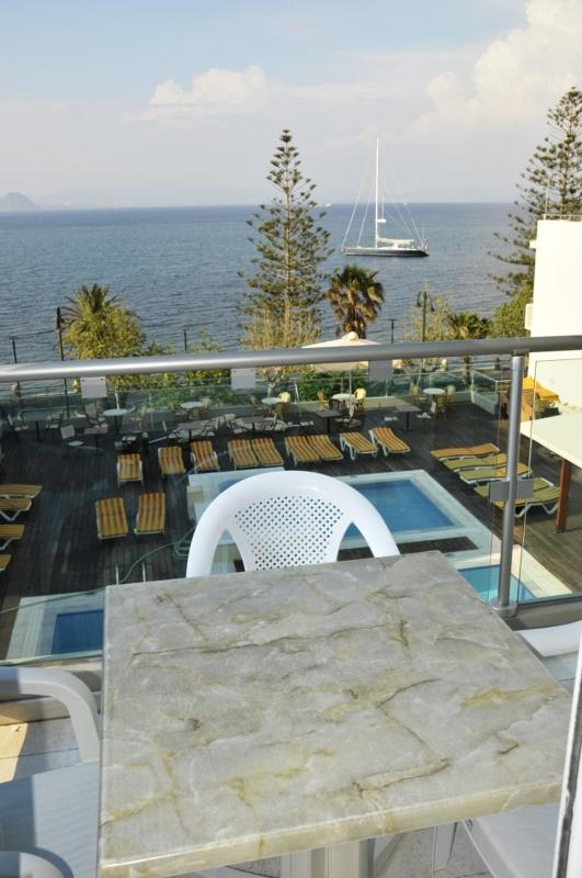 One-Bedroom Apartment with Sea View (3 Adults) image 3